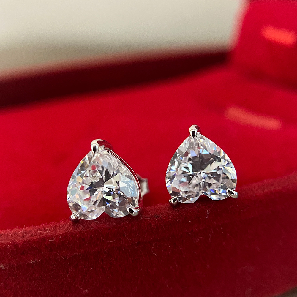 1.25 Ct Heart Shaped Simulated Diamond Women's Stud Earrings In Sterling Silver