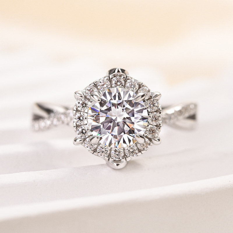 Ahabobo Moissanite Noble 1.0 Carat Halo Round Cut Engagement Ring