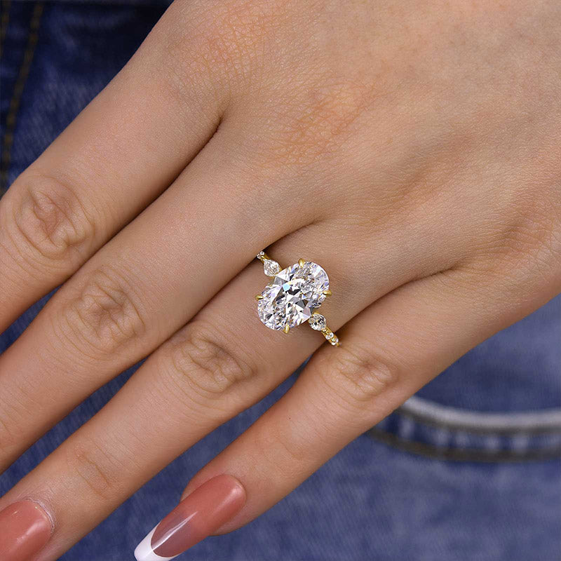 Attractive 4.0Ct Oval Cut Engagement Ring