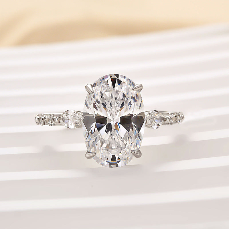 Attractive 4.0Ct Oval Cut Engagement Ring