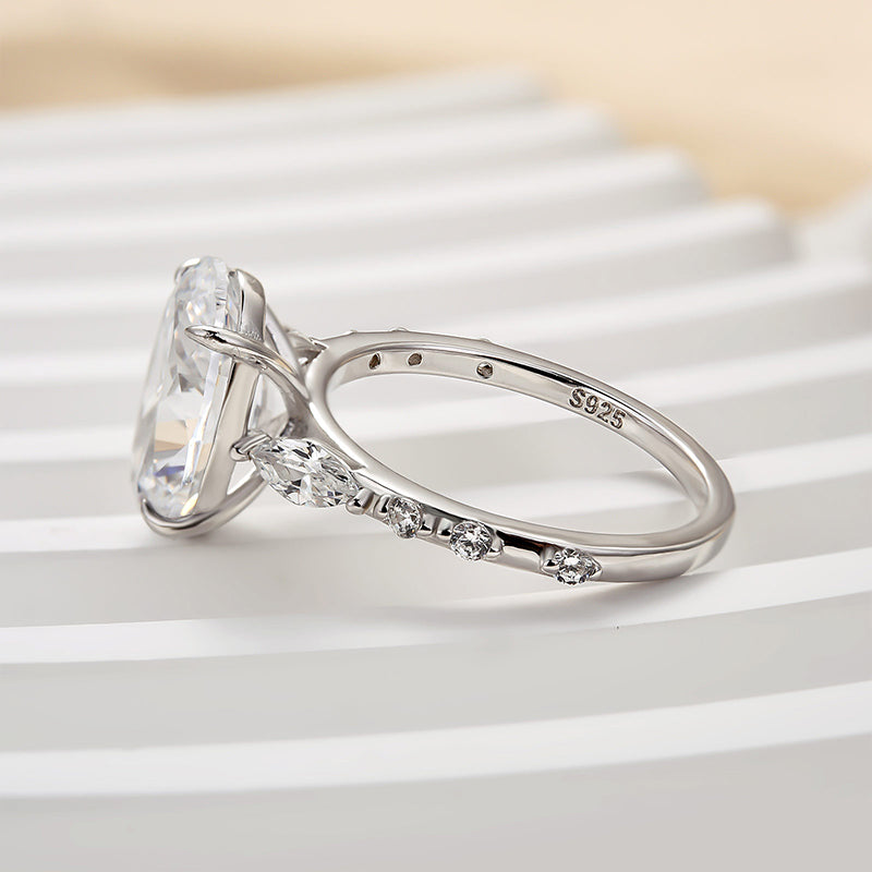 Attractive 4.0Ct Oval Cut Engagement Ring
