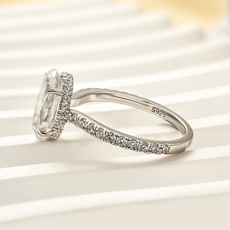 Ahabobo Attractive Oval Cut Engagement Ring