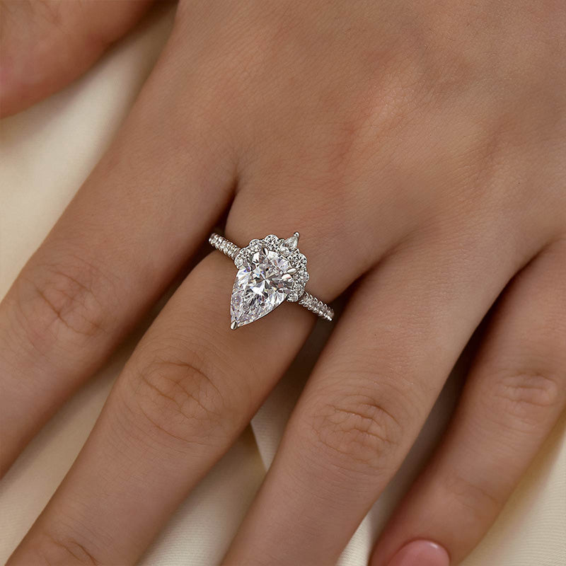 Lovely White Gold 2.5Ct Pear Cut Engagement Ring