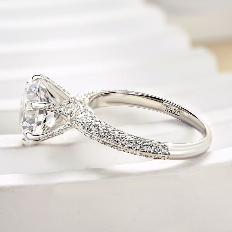 Timeless 6 Prongs Round Cut Engagement Ring