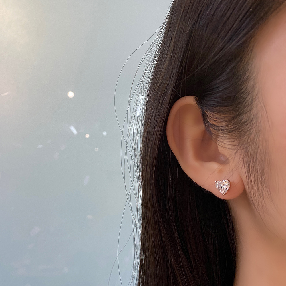 1.25 Ct Heart Shaped Simulated Diamond Women's Stud Earrings In Sterling Silver