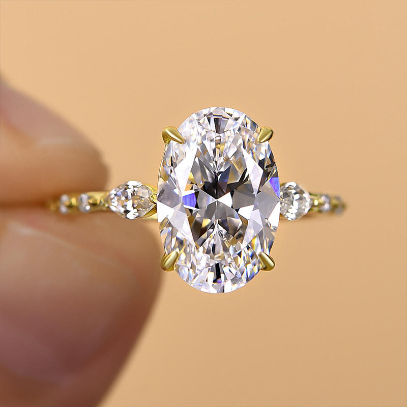 Attractive 4.0Ct Oval Cut Engagement Ring