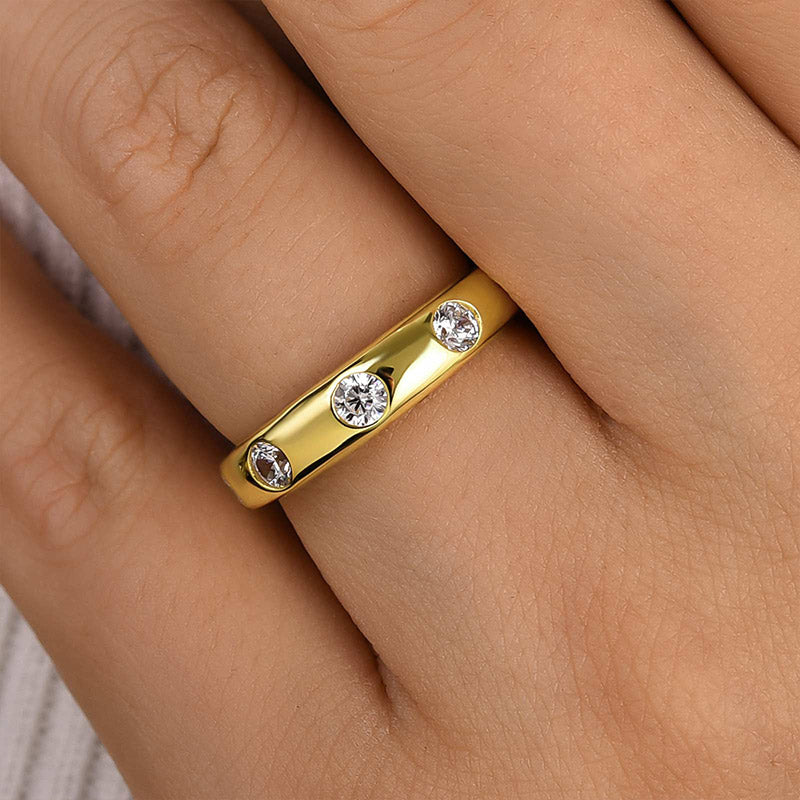 Vintage Yellow Gold Round Cut Wedding Band