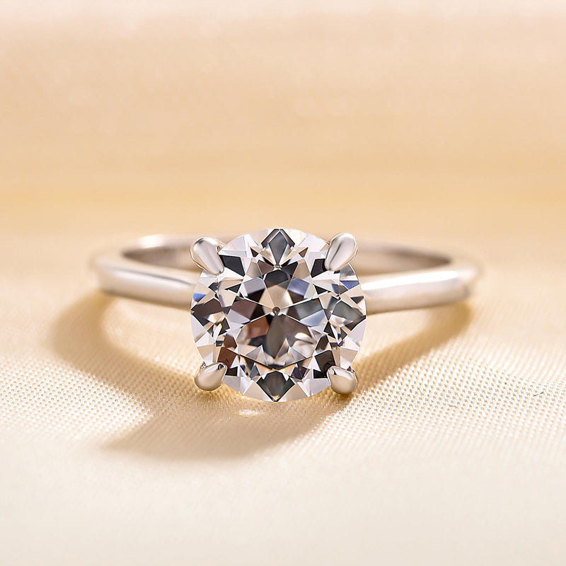 Stunning 2.0Ct Round Cut Engagement Ring