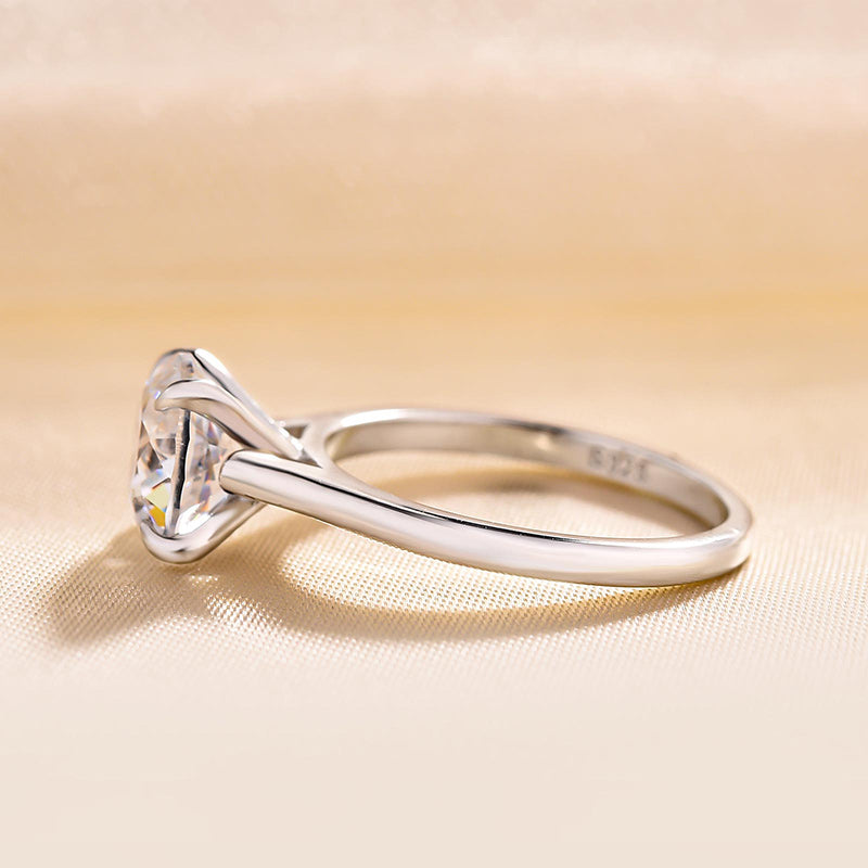 Stunning 2.0Ct Round Cut Engagement Ring