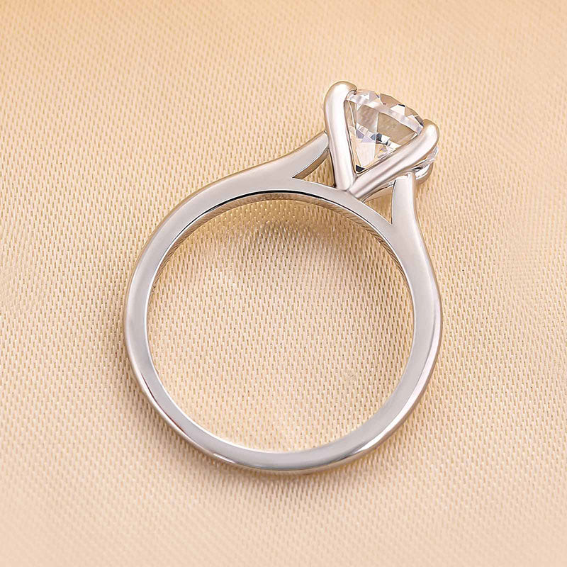 Stunning 2.0Ct Round Cut Engagement Ring