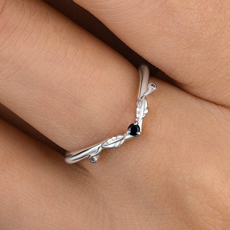 Vintage Leaf Design Black Stone Round Cut Wedding Band In Sterling Silver