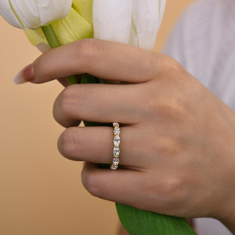 Exquisite Yellow Gold Oval Cut Wedding Band