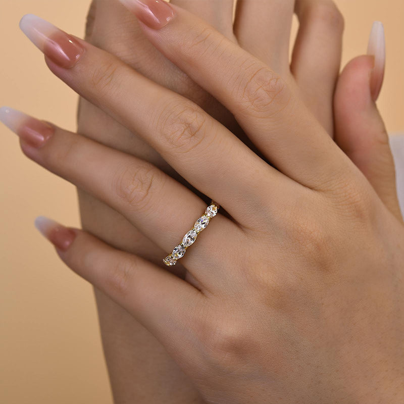 Exquisite Yellow Gold Oval Cut Wedding Band
