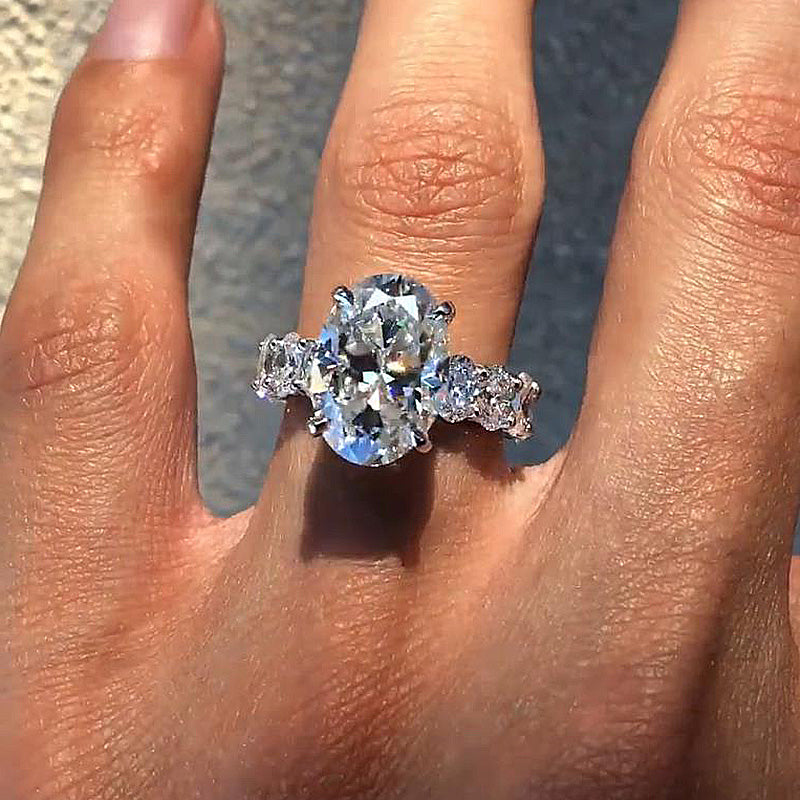Luxurious 4.5Ct Oval Cut Simulated Diamond Engagement Ring In  Sterling Silver