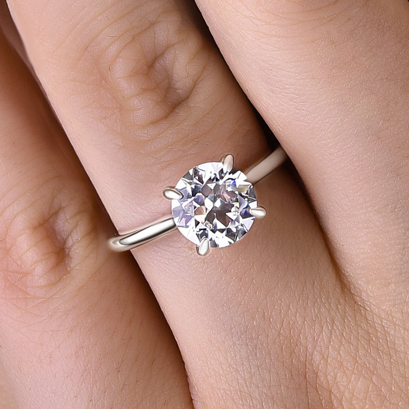 Stunning 2.0Ct Round Cut Engagement Ring