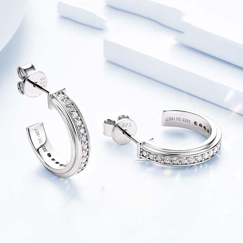 0.25Ct Moissanite Round Cut Curved Stud Earrings