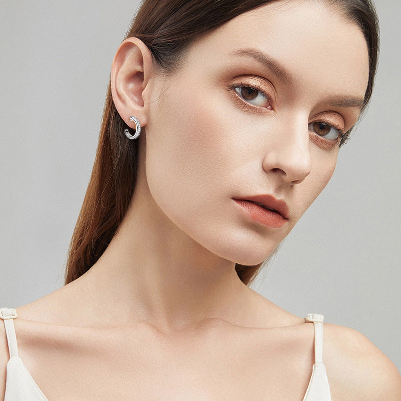 0.25Ct Moissanite Round Cut Curved Stud Earrings
