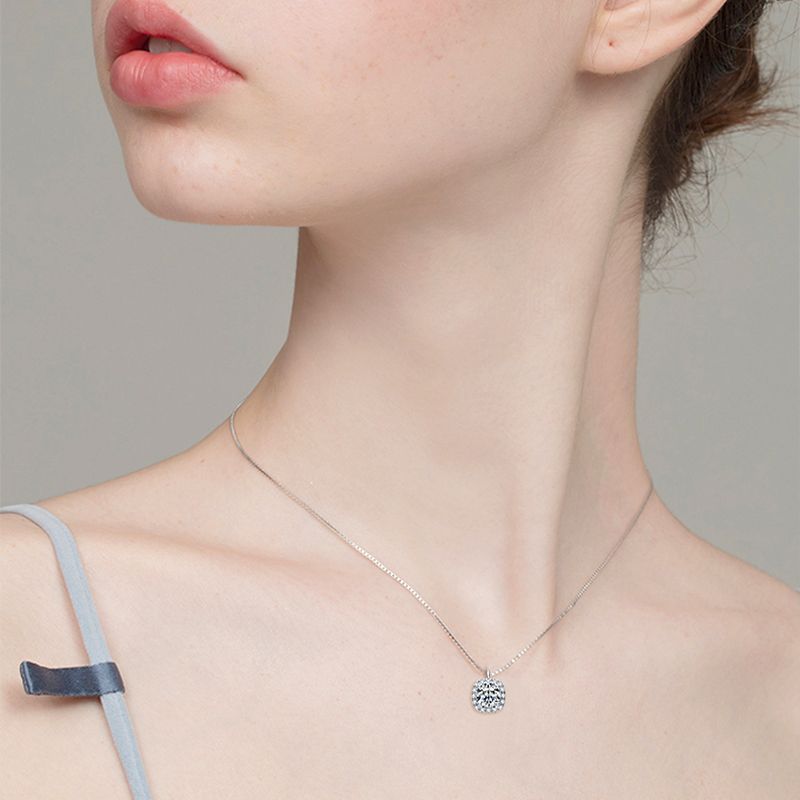0.75Ct Moissanite Round Cut Necklace In Sterling Silver