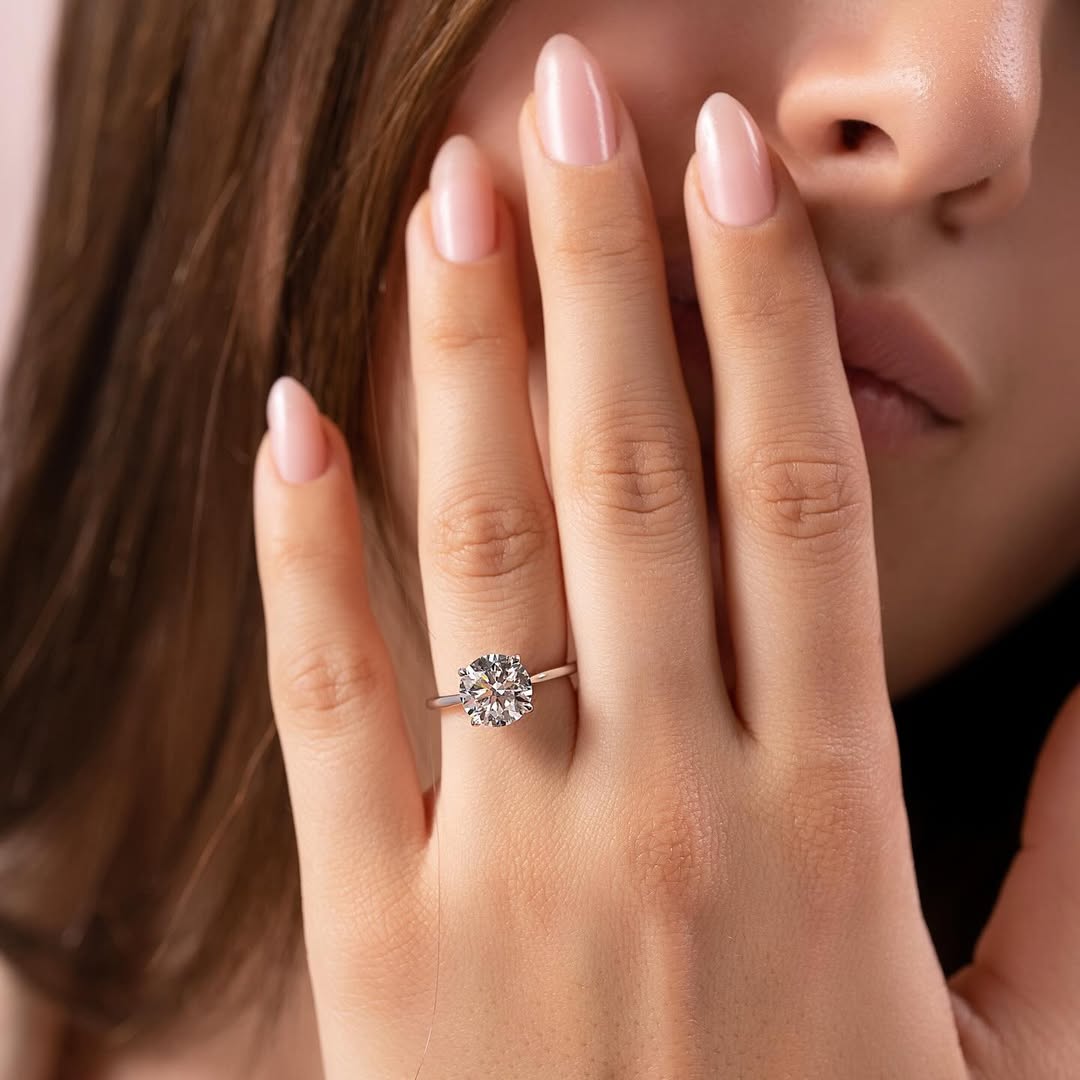 Luxurious Round Cut 4 Prong Solitaire Engagement Ring For Women In Sterling Silver