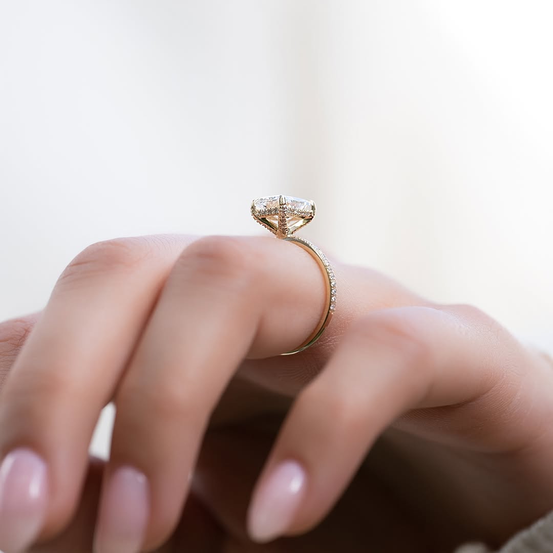 Elegant 2.0Ct Radiant Cut Simulated Diamond Promise Ring